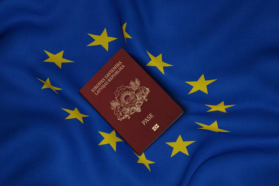 Как получить ВНЖ и гражданство Латвии в 2024 году: способы для россиян
